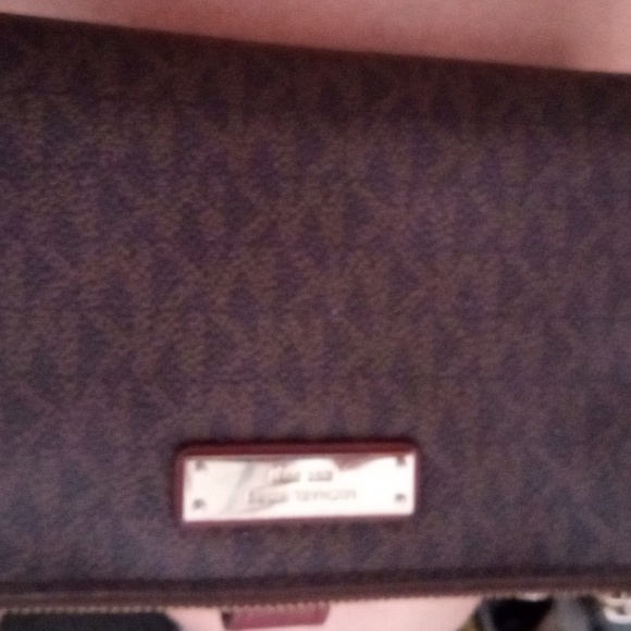 Michael Kors Wallet - Picture 1 of 4